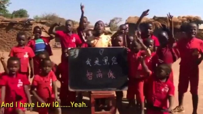 中国人骗非洲儿童喊：我是黑鬼，智商低