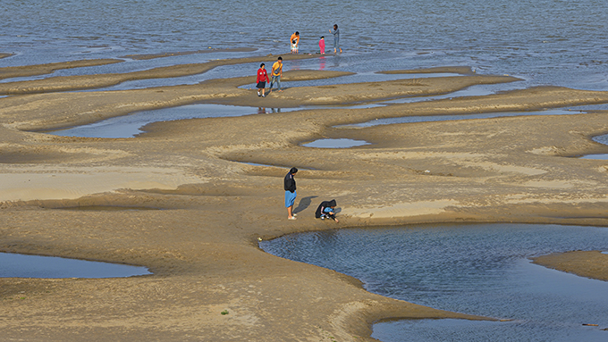 中国在湄公河上游造坝导致下游水流量减少。图为泰国境内的一段湄公河河床暴露在外。（美联社）