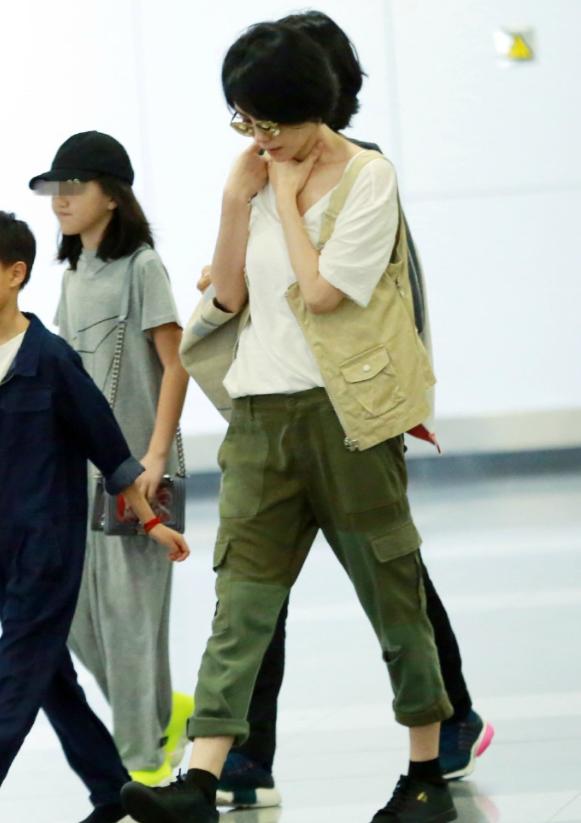 王菲在机场又现极简式搭配 白T恤配工装裤