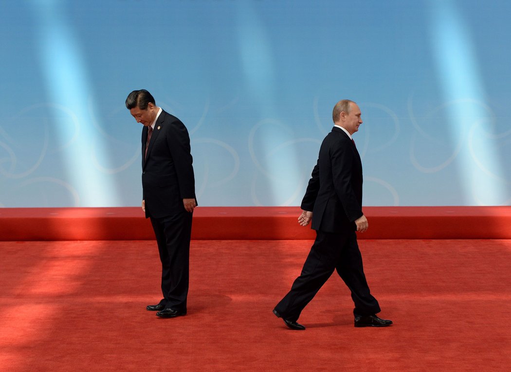 周三，俄罗斯总统弗拉基米尔·V·普京（右）与中国主席习近平在上海。两国在上海签署了一项从西伯利亚通过管道向中国输送天然气的协议。