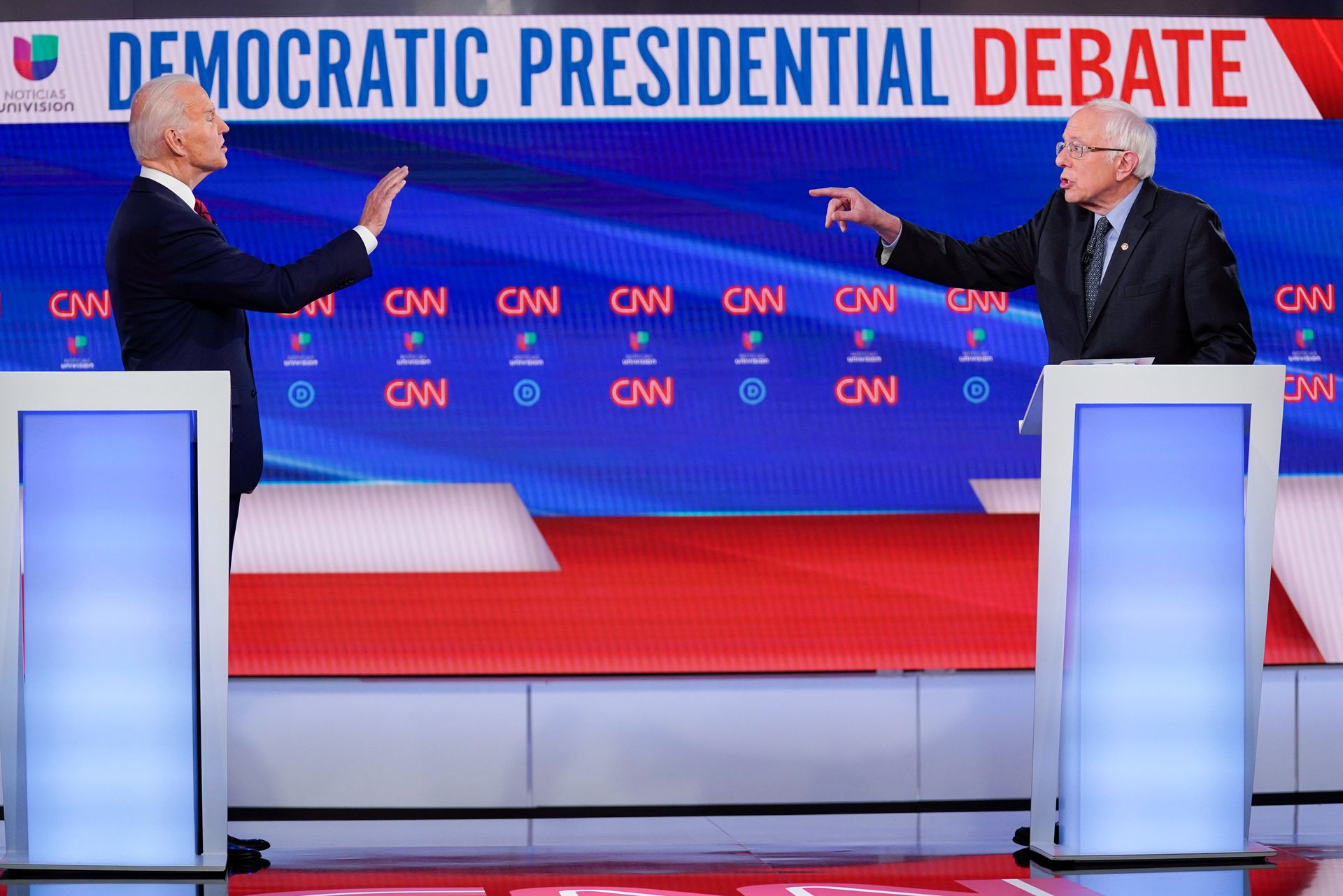 2020年3月15日，在CNN演播室，美国前副总统拜登（左）和参议员伯尼·桑德斯参加美国民主党总统初选辩论。（AP）