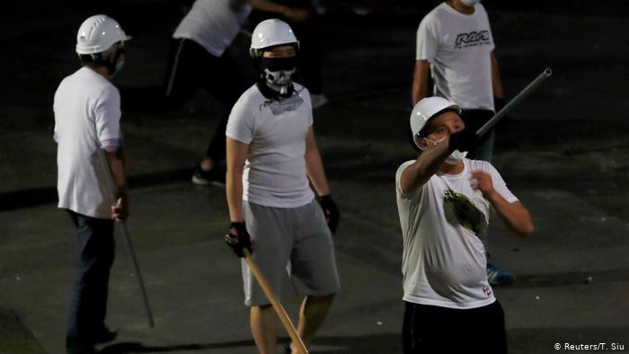 Hongkong | Schlägertrupp attackiert Demonstranten (Reuters/T. Siu)