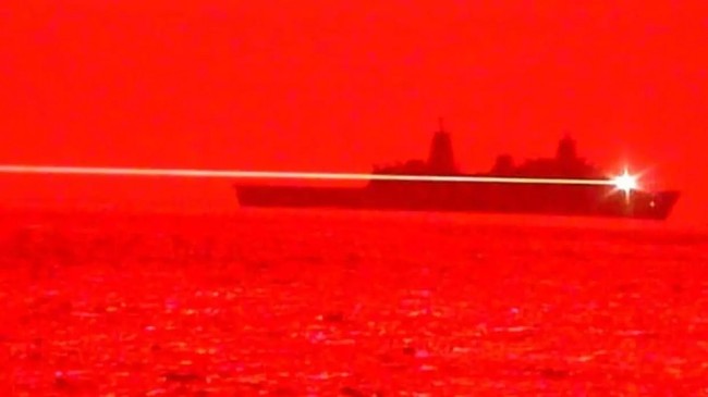 美海军测试激光武器 海上击毁无人机
