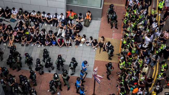 香港人街头抗议交通瘫痪 港警四处布防大围捕