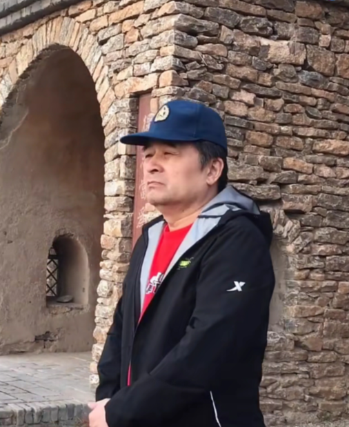 61岁毕福剑赴山西农村考察 参观破败地窖房屋
