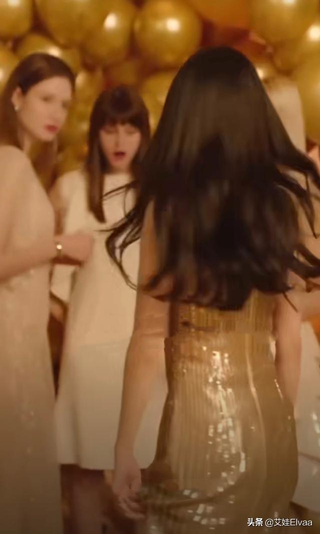 杨幂广告造型好丰满 罕见金色长裙秀“马蜂臀”