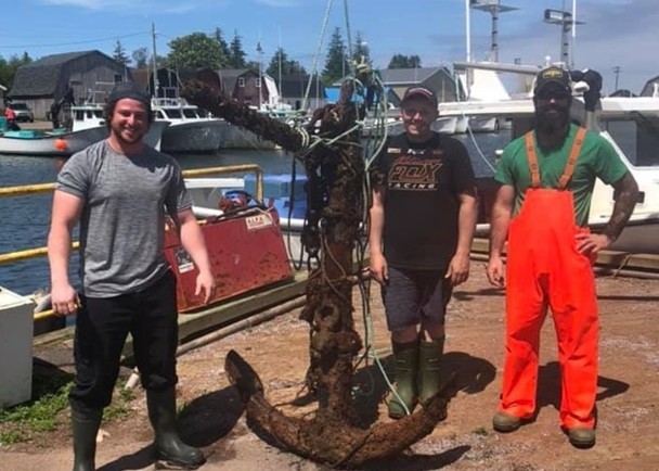 加拿大渔夫捕龙虾 打捞出逾200年历史珍宝