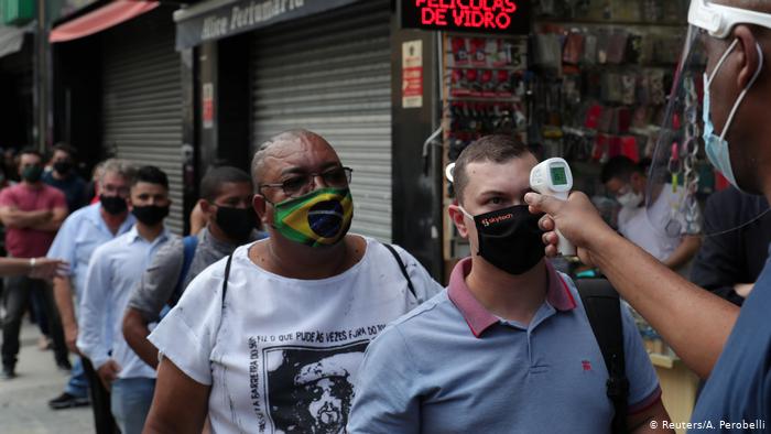 Fiebermessen bei Passanten in Sao Paulo, Brasilein (Reuters/A. Perobelli)