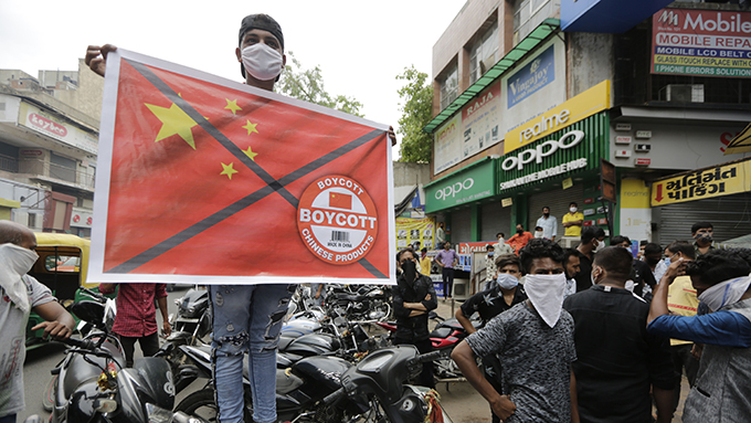 2020年6月24日，印度民众在一座城市的街头捣毁中国产品。（美联社）