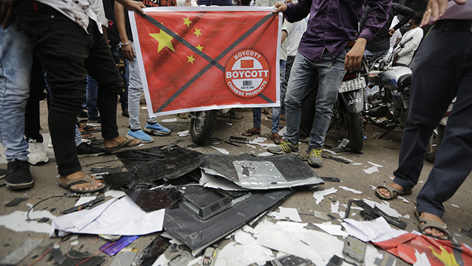 2020年6月24日，印度民众在一座城市的街头呼吁抵制中国产品。（美联社）