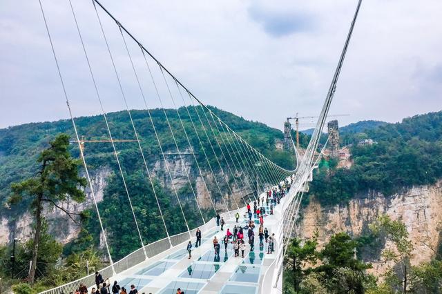 世界上最高的透明玻璃桥 距地谷底有66层楼高