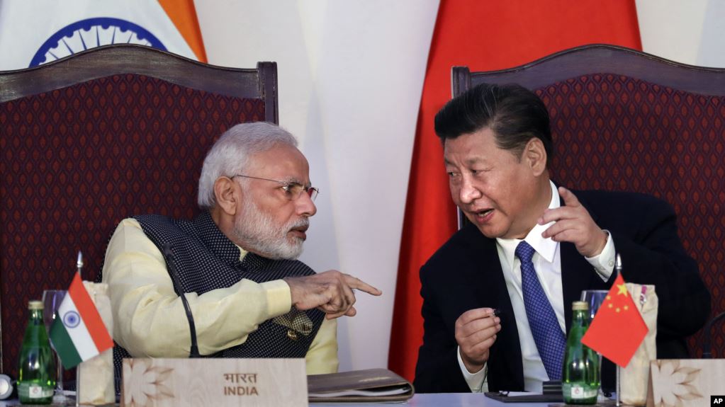 2016年10月16日，印度总理莫迪和中国国家主席习近平在金砖国家峰会上交谈。