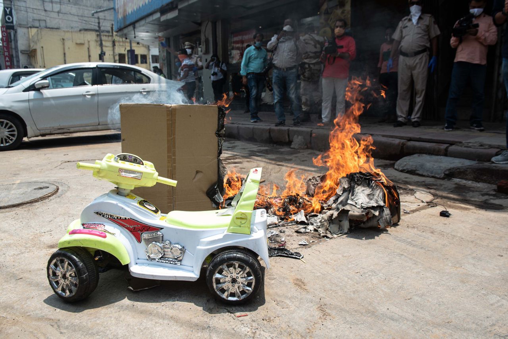 对峙之后，印度民众当街焚烧中国制造的商品以泄愤。（Getty）