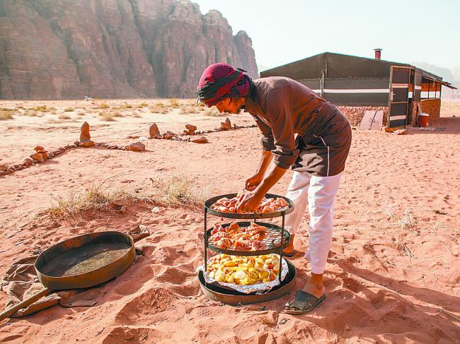 在约旦沙漠体验“沙土烧烤”