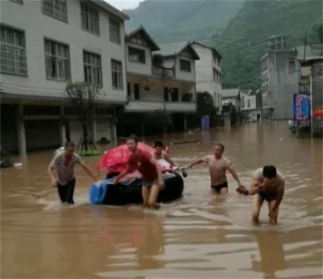 云南产妇遇洪水飘浮轮胎上分娩 水深2米惊险万状