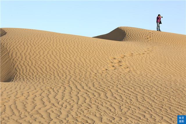 南北贯穿被称为“死亡之海”的塔克拉玛干沙漠
