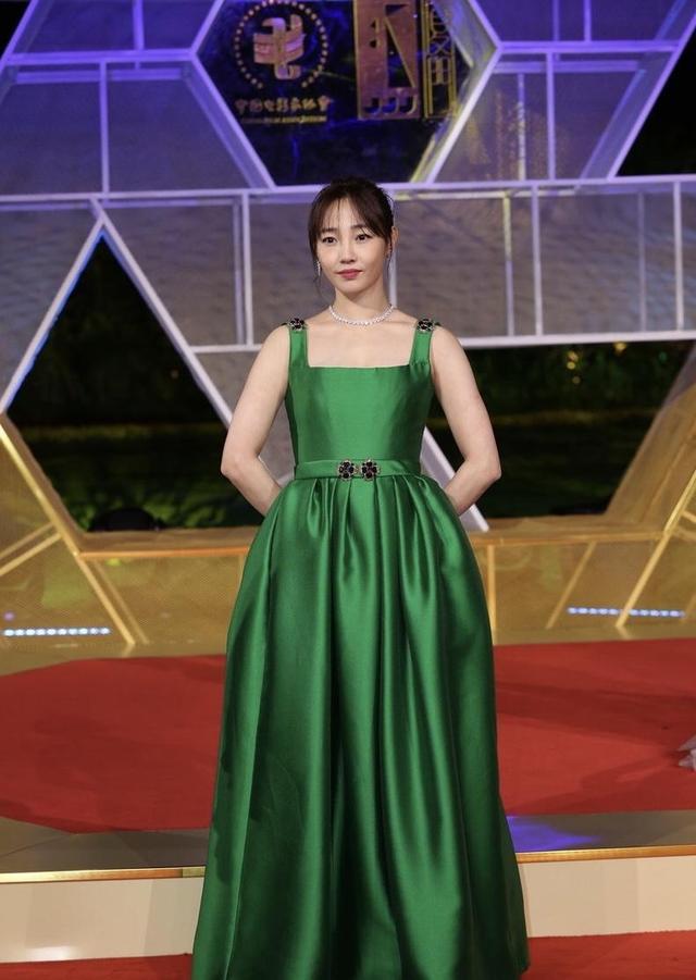 白百何这裙子好惊艳 绿色连衣裙穿出高级感
