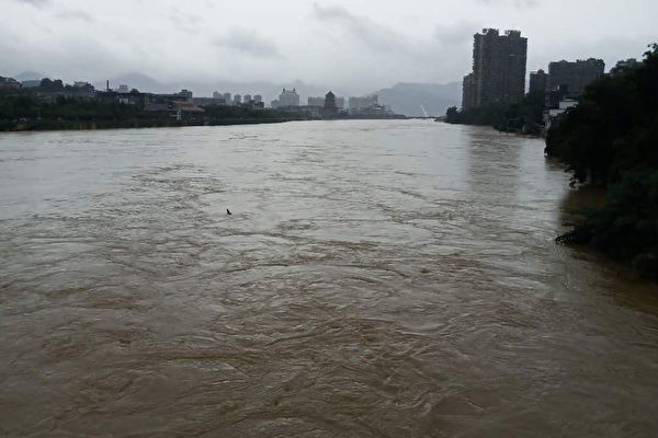 江西洪灾告急 至少两镇居民开始撤离