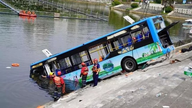 公交坠湖警方通报：司机不满拆迁 蓄意冲进湖中