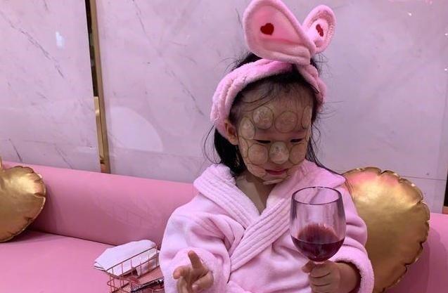 有种精致叫伊能静女儿 3岁喝红酒做保养？
