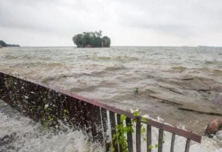 直至今日下午4点，鄱阳湖往长江下游方向的湖口站水位，已经接近22.50公尺的保证水位，水位超过恐将致灾。（图取自微博）