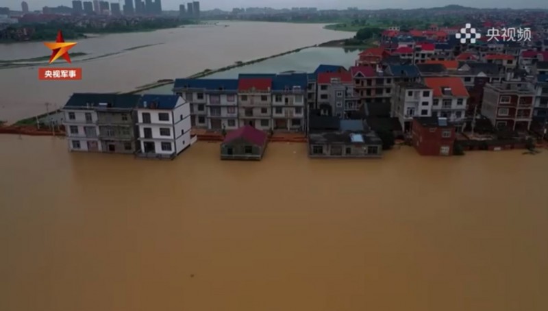 长江流域鄱阳湖洪灾情势告急，中国官方防汛Ⅲ级应急响应提升至Ⅱ级。（图取自中国《央视》微博）