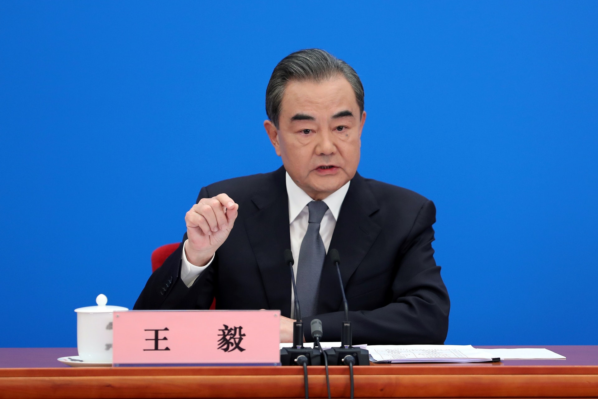 中国外长王毅说：「中国不会也不可能变成另一个美国。」图为5月22日，王毅在北京人民大会堂主持新闻发佈会。（AP）