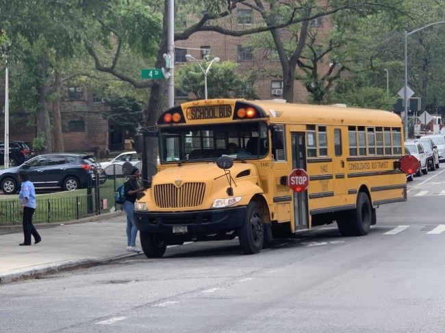 纽约市公校9月若重开 9万学生恐没校车坐