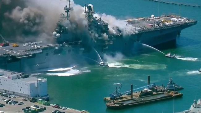 快讯：美军两栖攻击舰爆炸起火 17水手4平民送医