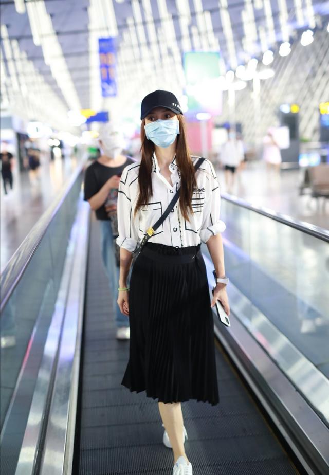 杨颖最新机场街拍 白色衬衫搭配黑色长裙