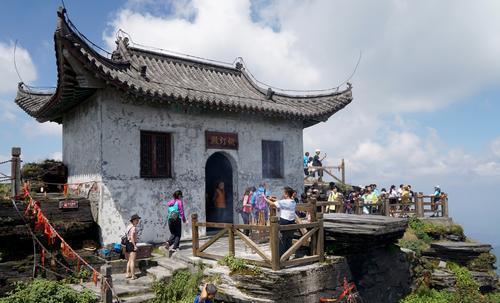 中国最危险的寺庙 悬空2493米、恍若仙境