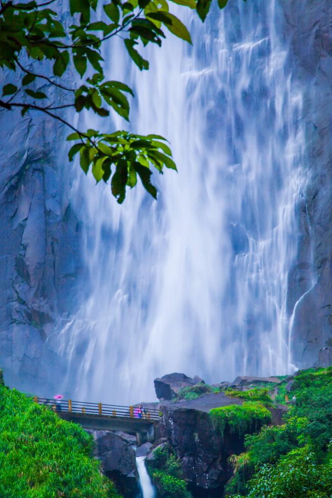 华东第一瀑布在福建 184米飞泄直下美如仙境