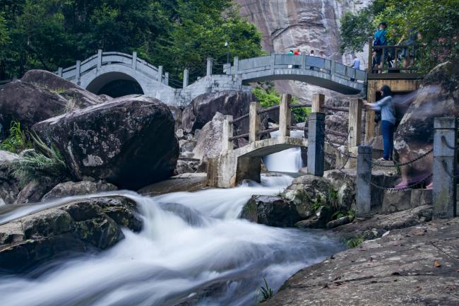 华东第一瀑布在福建 184米飞泄直下美如仙境