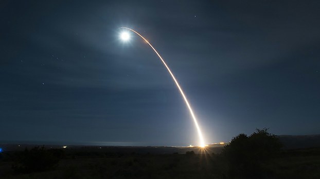 资料图片：2020年2月5日，美国在加州范登堡空军基地试射一枚未安装核弹头的“民兵三型”洲际弹道导弹。（美国空军/美联社）