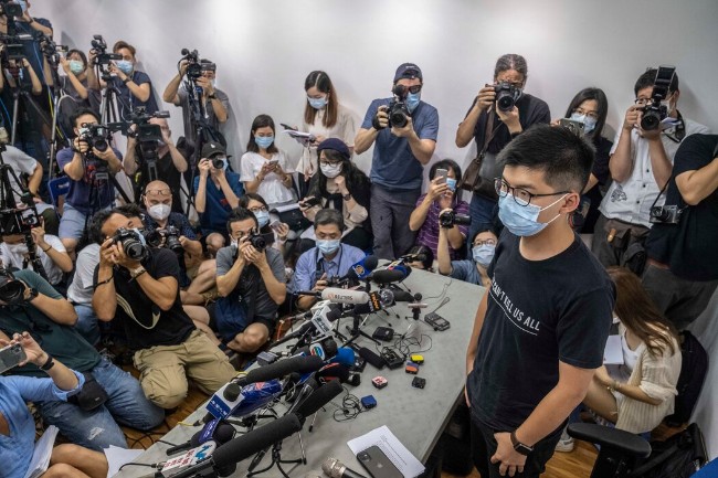 黄之锋等24人因参加香港“六四”纪念活动被起诉