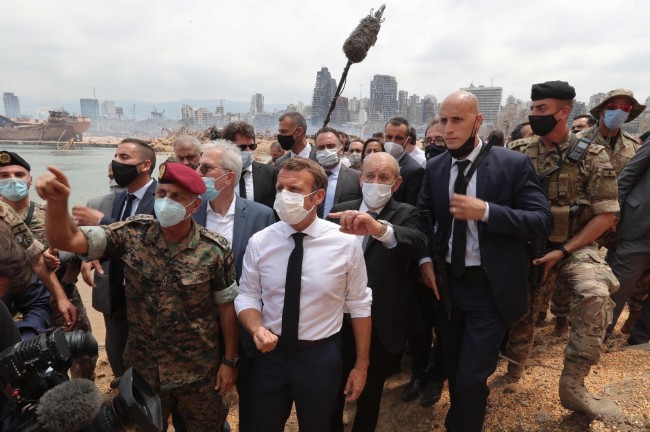 马克龙火速抵达黎巴嫩灾区 救世主姿态引发论战