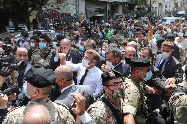 马克龙火速抵达黎巴嫩灾区 救世主姿态引发论战