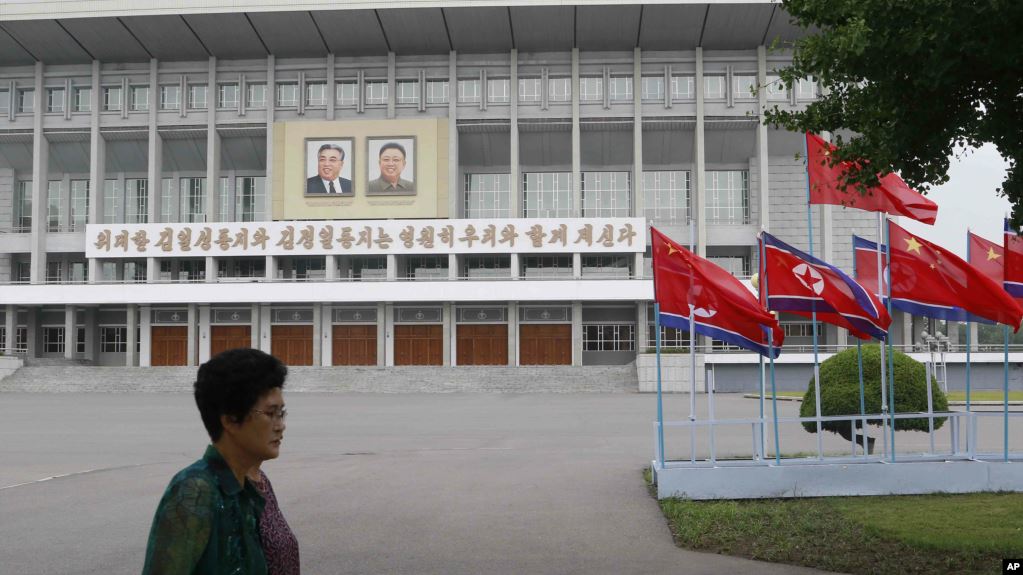 中国领导人习近平访问平壤之际，平壤街头的朝鲜与中国国旗。（2019年6月20日）