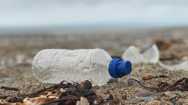 塑胶可能要经过数百年才能降解。