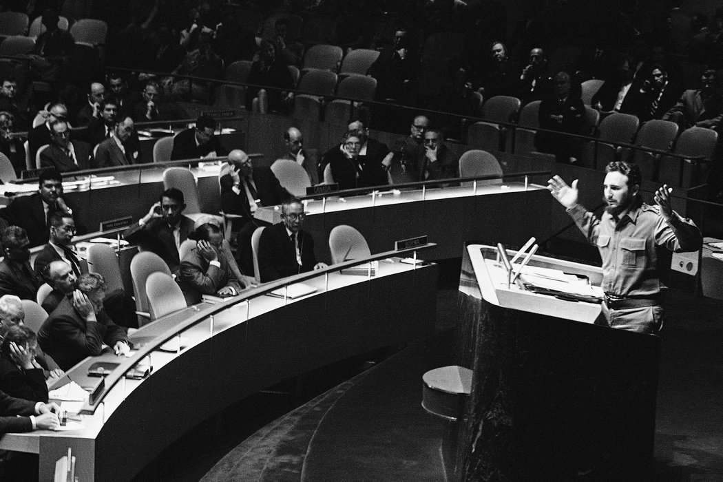 1960年，古巴领导人菲德尔·卡斯特罗在联合国大会上谴责美国。他死于2016年，享年90岁。
