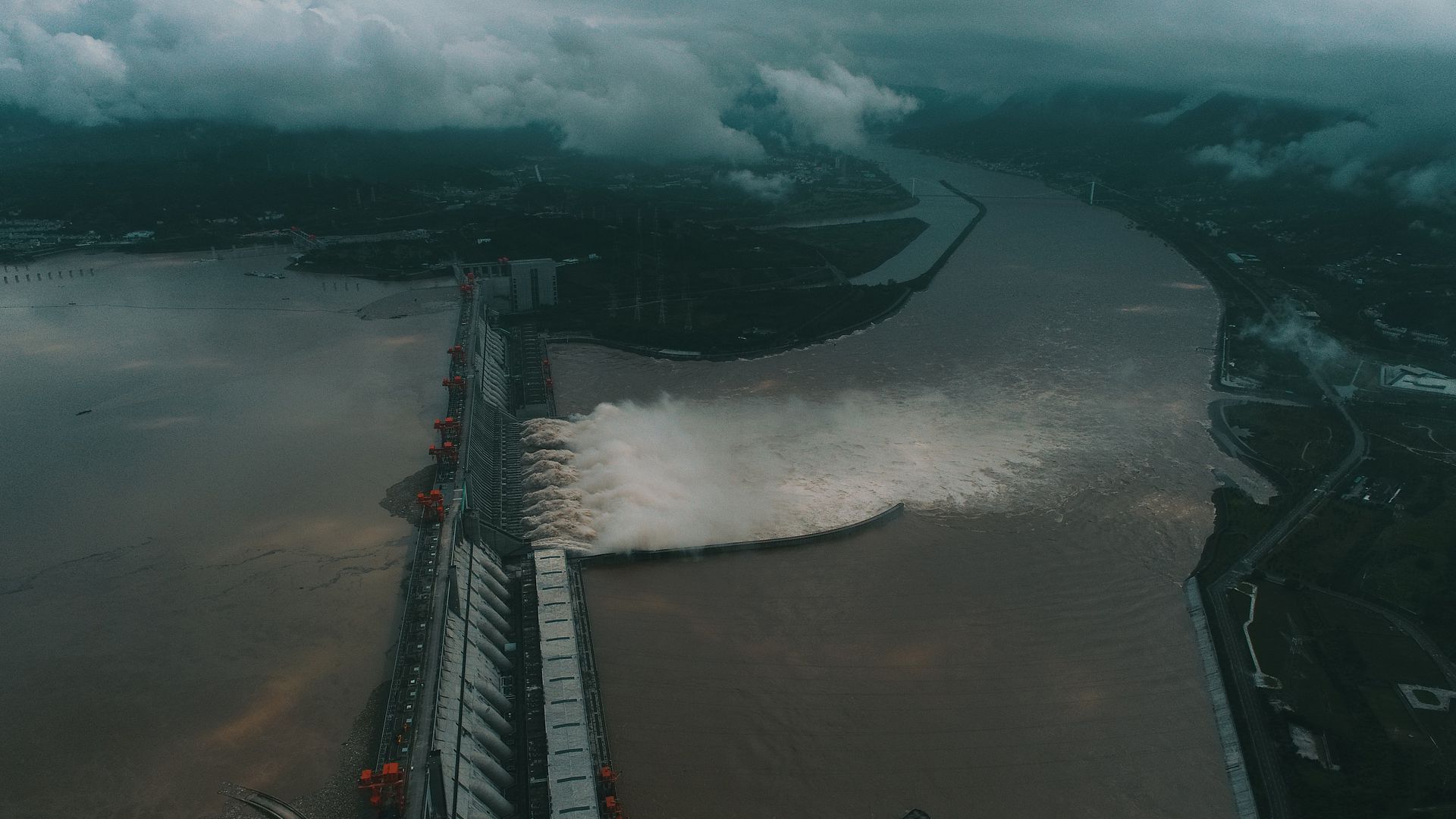北京时间8月23日，中国水利部长江水利委员会发布消息称，长江2020年第5号洪水已通过三峡水库，标志着近30年长江最大洪水通过三峡。图为8月22日，三峡大坝开启泄洪深孔下泄洪水，出库流量为47,700立方米/秒。