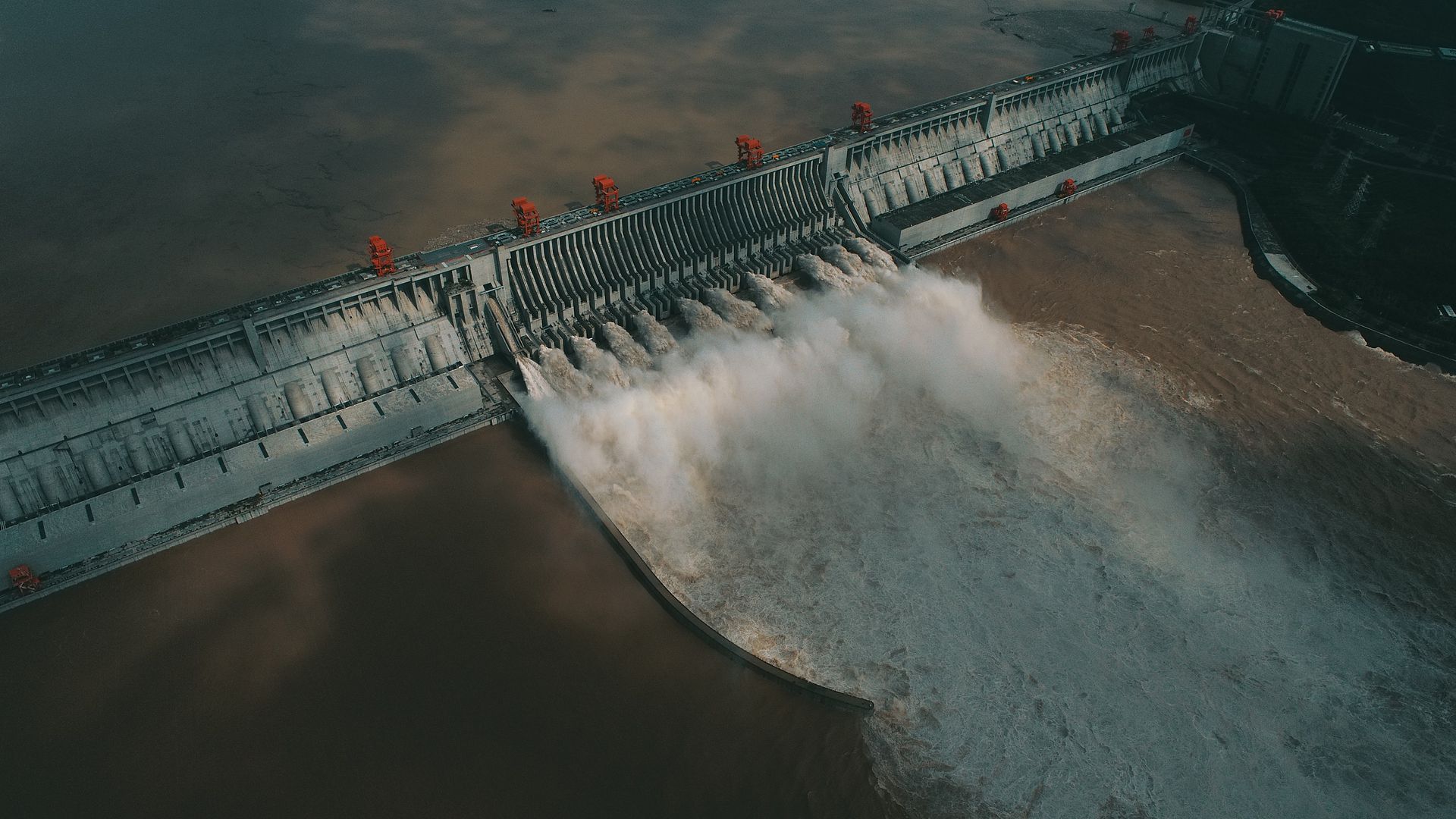 本轮洪水期间，三峡枢纽工程共抵御了75,000立方米每秒的建库以来最大洪峰，减轻了长江中下游防洪压力。