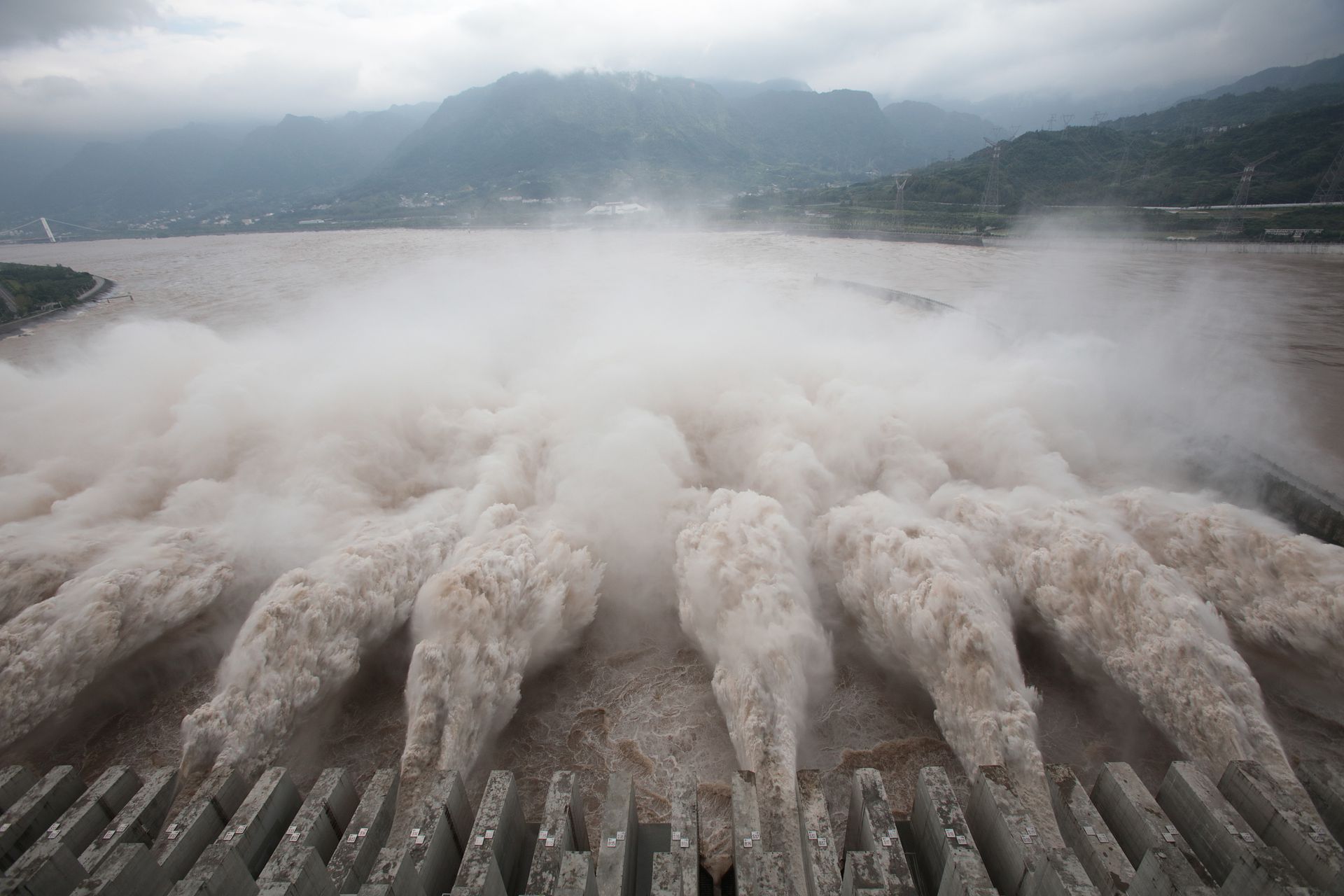 截至8月23日8时，三峡枢纽工程今年入汛以来已应对9场次洪水，包括5场编号洪水，通过多轮次重复蓄泄，共拦洪近290亿立方米，相当于241个武汉东湖。