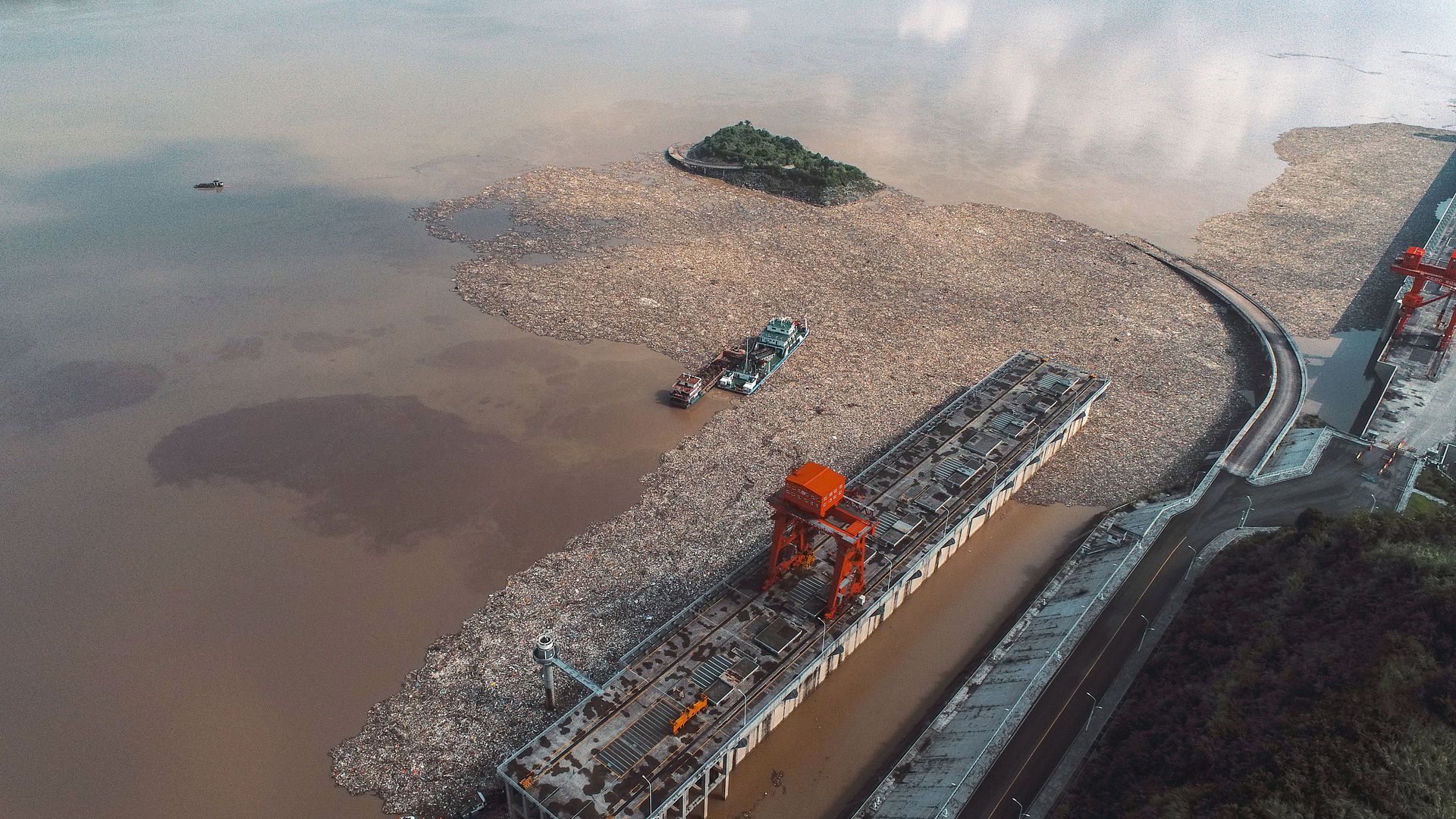 受长江上游暴雨影响，连发多场洪水，大量渣草和垃圾随着山洪带入长江。