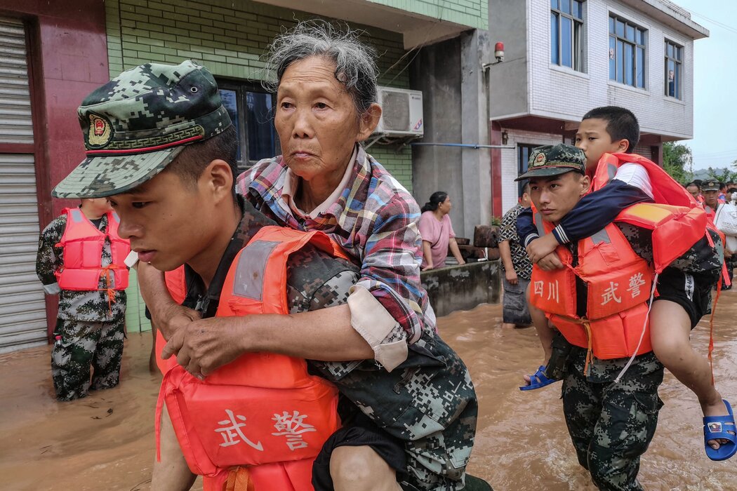 四川眉山的居民正在撤离。中国领导人习近称中国的救灾工作是“对我军领导指挥体制”的“实际检验”。