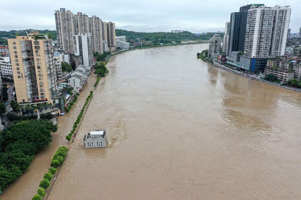 四川省的沱江因暴雨而涨水。