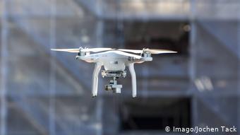 Multikopter Drohne mit Kamera im Flug DJI Phantom 3 Modell (Imago/Jochen Tack)