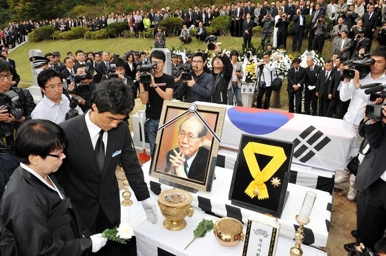 什么仇，什么怨，韩执政党力推《掘墓法》