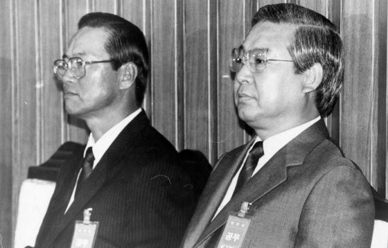 1988年出席国会第五共和国特别委员会听证会的前任青瓦台警卫室长安贤泰(左)。右侧是前任韩国国家安全企划部长张世东。【中央图片库】