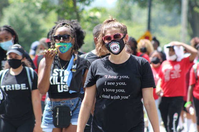 多数游行民众遮住面部，并穿为各族裔平权的T恤。（记者张筠 / 摄影）